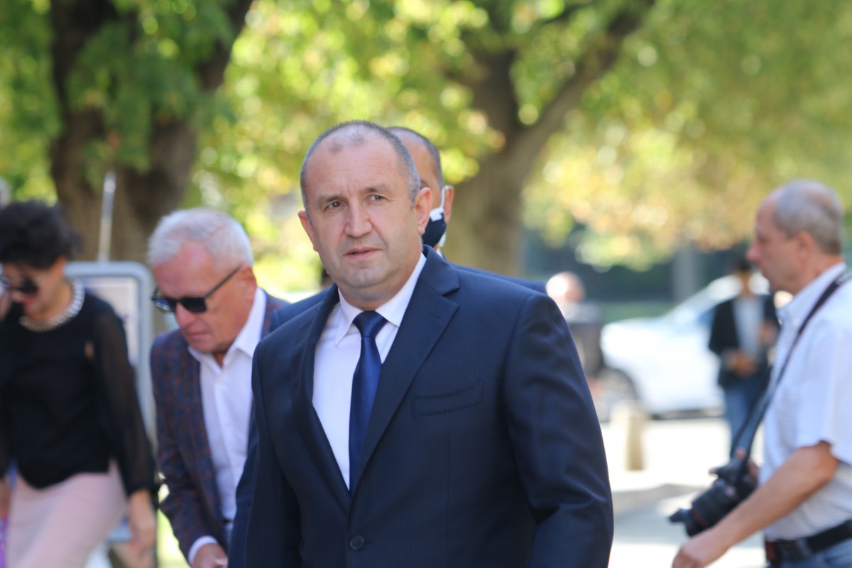 Румен Радев до шефа на НСО: От 20 октомври ще пътувам с личния си автомобил Румен Радев до шефа на НСО: От 20 октомври ще пътувам с личния си автомобил