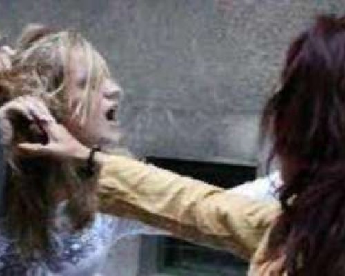 Пребиха 15-годишно момиче заради спор за момче: Бях скубана жестоко, ритана, събаряна по земята и никой не ми помогна!