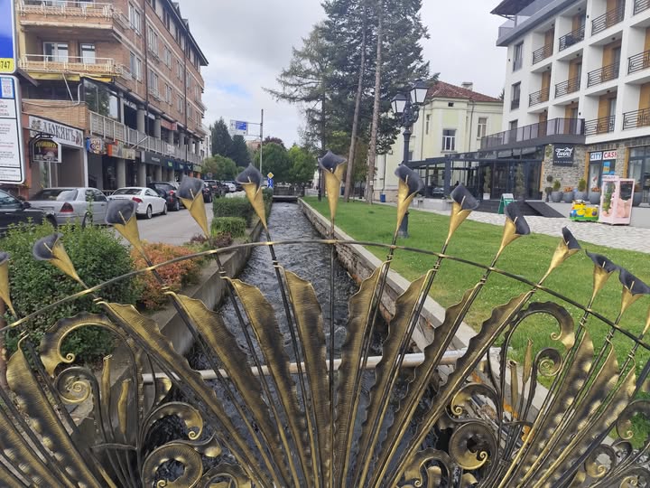 Още едно бижу-парапет в Разлог: Парапетът на калиите