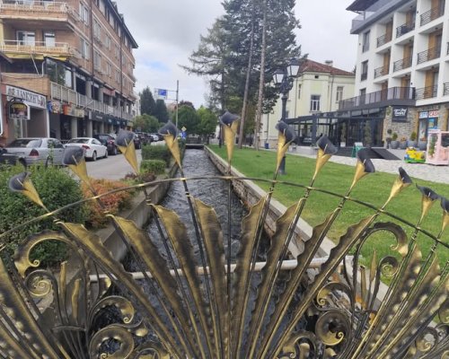 Още едно бижу-парапет в Разлог: Парапетът на калиите