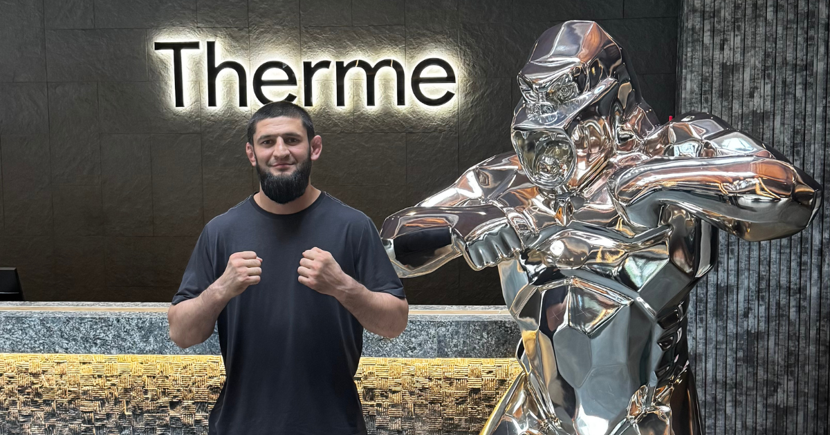 UFC шампионът Хамзат Чимаев релаксира в петзвездния Grand Hotel Therme, докато работи по нов филмов проект