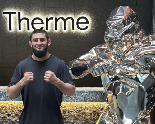 UFC шампионът Хамзат Чимаев релаксира в петзвездния Grand Hotel Therme, докато работи по нов филмов проект