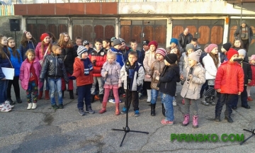 С прекрасен коледен концерт талантливите ученици на IX ОУ Пейо Кр. Яворов поздравиха жителите на благоевградския квартал Ален мак