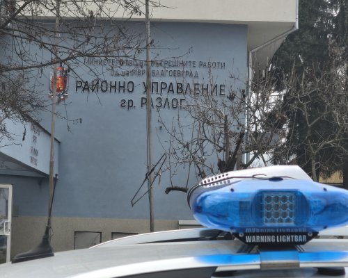 Счупен прозорец на къща край разложкото с. Долно Драглище,  няма проникване и липси