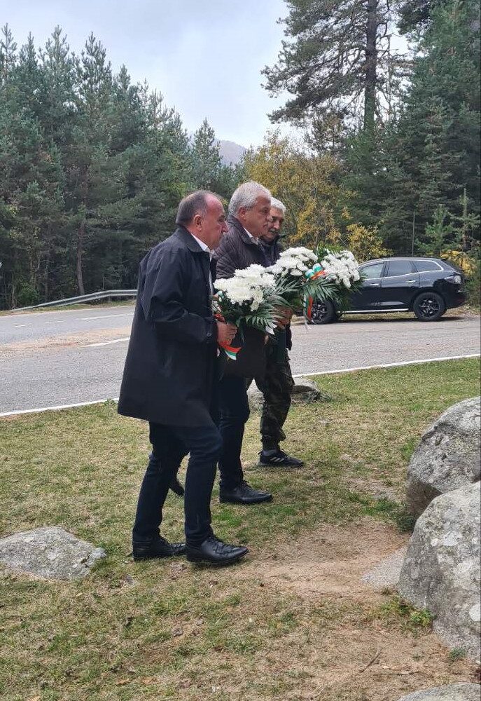 Гоце Делчев се поклони пред паметта на героите и положи цветя в знак на признателност Гоце Делчев се поклони пред паметта на героите и положи цветя в знак на признателност