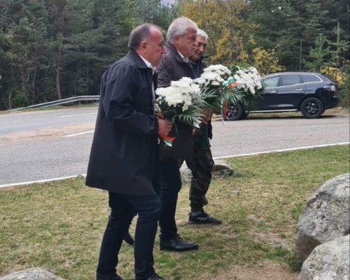 Гоце Делчев се поклони пред паметта на героите и положи цветя в знак на признателност