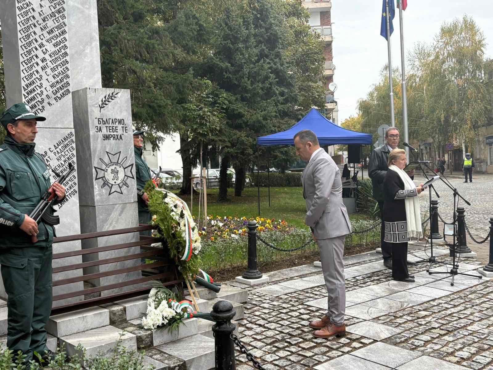 Областният управител връчи почетен плакет на кмета на Община Гоце Делчев по повод 30 години от встъпването му в длъжност