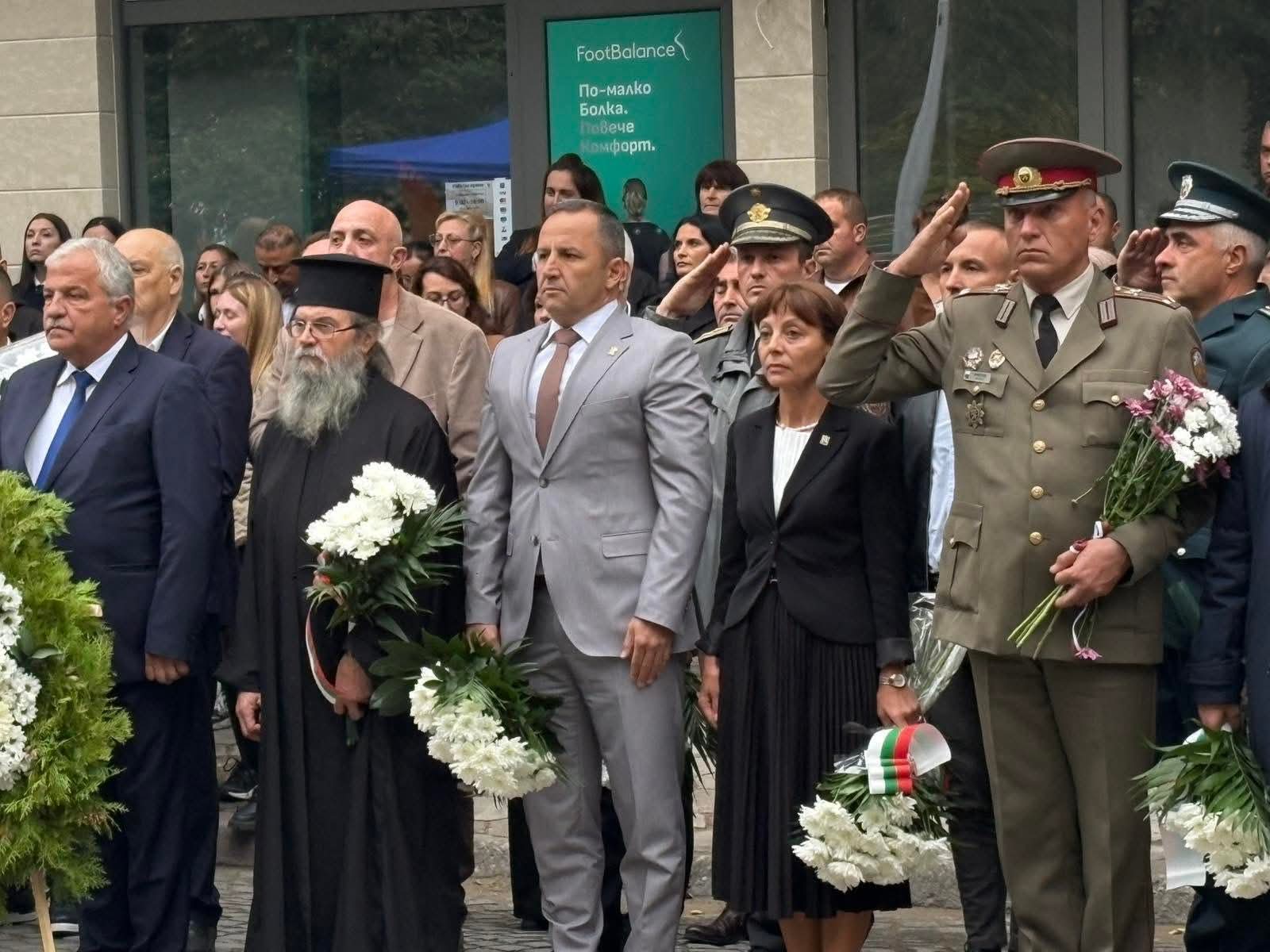 Областният управител връчи почетен плакет на кмета на Община Гоце Делчев по повод 30 години от встъпването му в длъжност