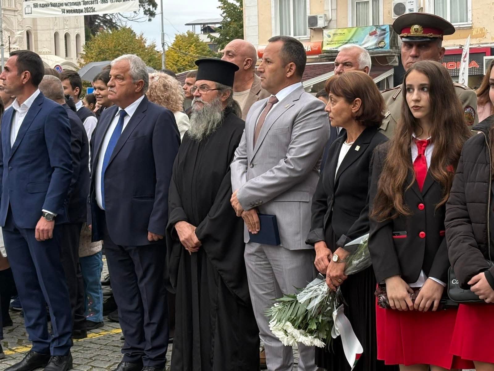Областният управител връчи почетен плакет на кмета на Община Гоце Делчев по повод 30 години от встъпването му в длъжност