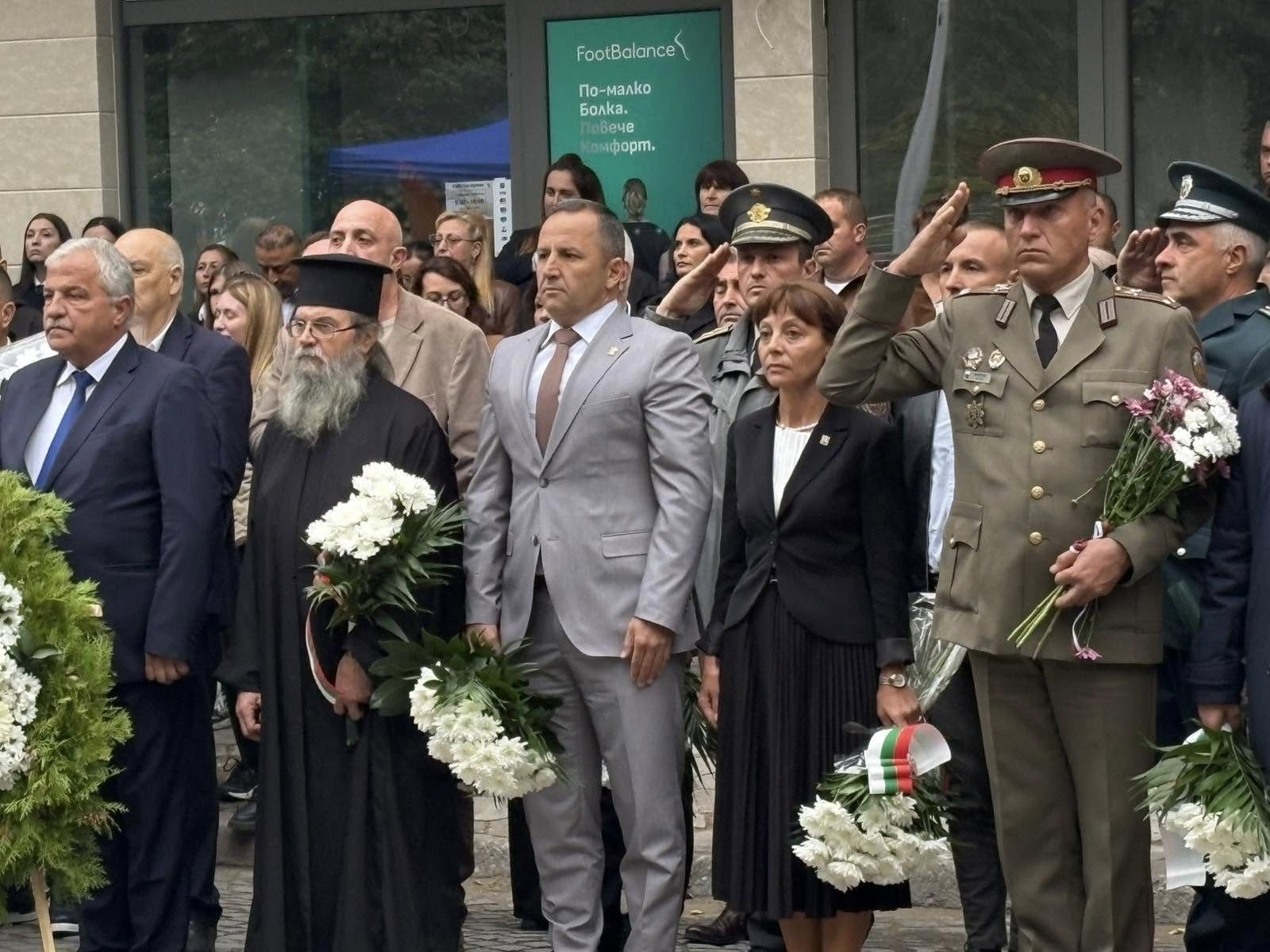Ансамбъл Пирин представи в Дома на културата в Гоце Делчев концерт спектакъла Между девет планини
