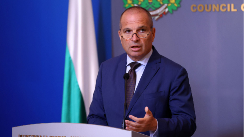 Министър Караджов разпореди пълна проверка на обучението на 18-годишния шофьор от катастрофата край Созопол, при която загинаха той и двама 17-годишни младежи