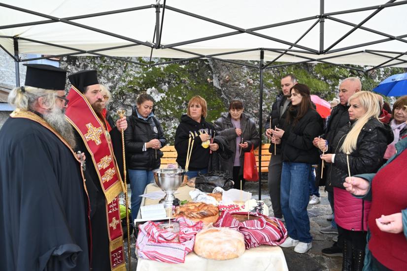 Стотици отбелязаха заедно освещаването на параклиса Св. Иван Рилски на Коматинските скали в село Брестово Стотици отбелязаха заедно освещаването на параклиса Св. Иван Рилски на Коматинските скали в село Брестово