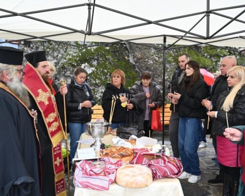 Стотици отбелязаха заедно освещаването на параклиса Св. Иван Рилски на Коматинските скали в село Брестово