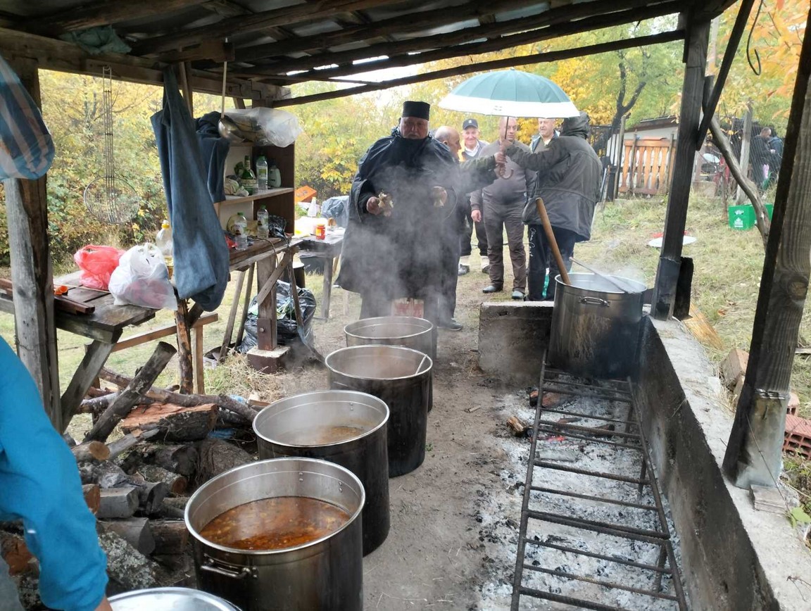 Миряни почетоха Свети Лука в село Брежани Миряни почетоха Свети Лука в село Брежани