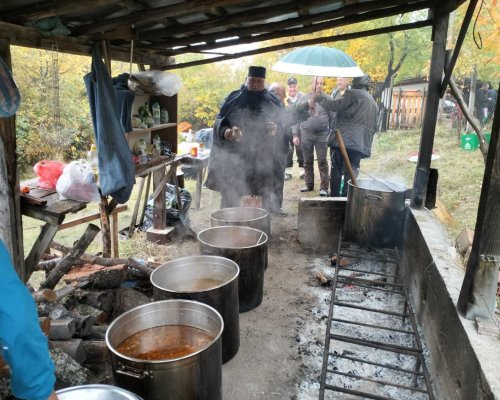 Миряни почетоха Свети Лука в село Брежани