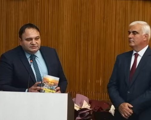 Депутатът Николай Златарски подари на кмета Първан Дангов книга и призова: Нека бъдем пример