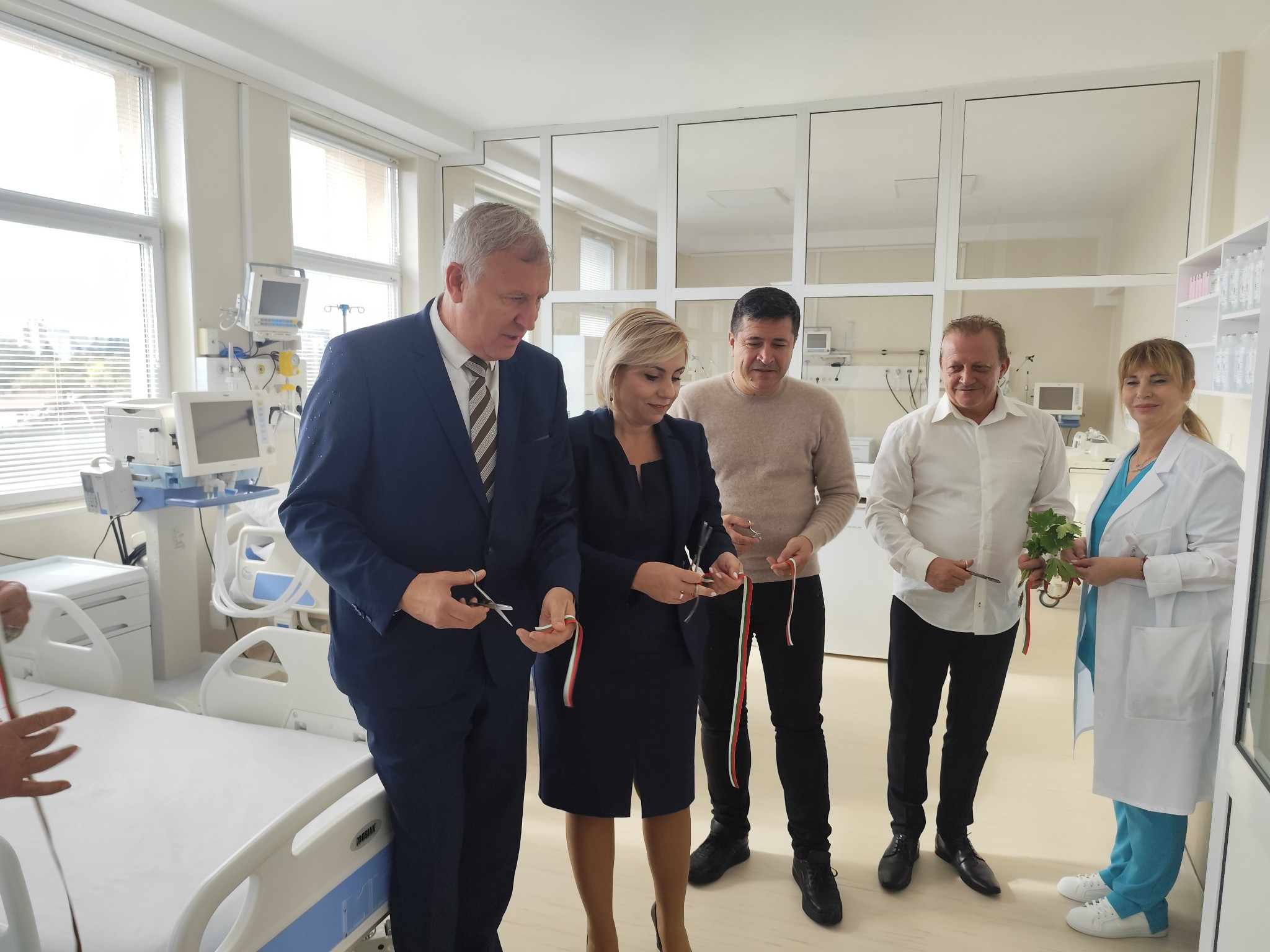 С тържествен водосвет откриха сектор Реанимация в МБАЛ Д-р Асен Велев-Разлог С тържествен водосвет откриха сектор Реанимация в МБАЛ Д-р Асен Велев-Разлог