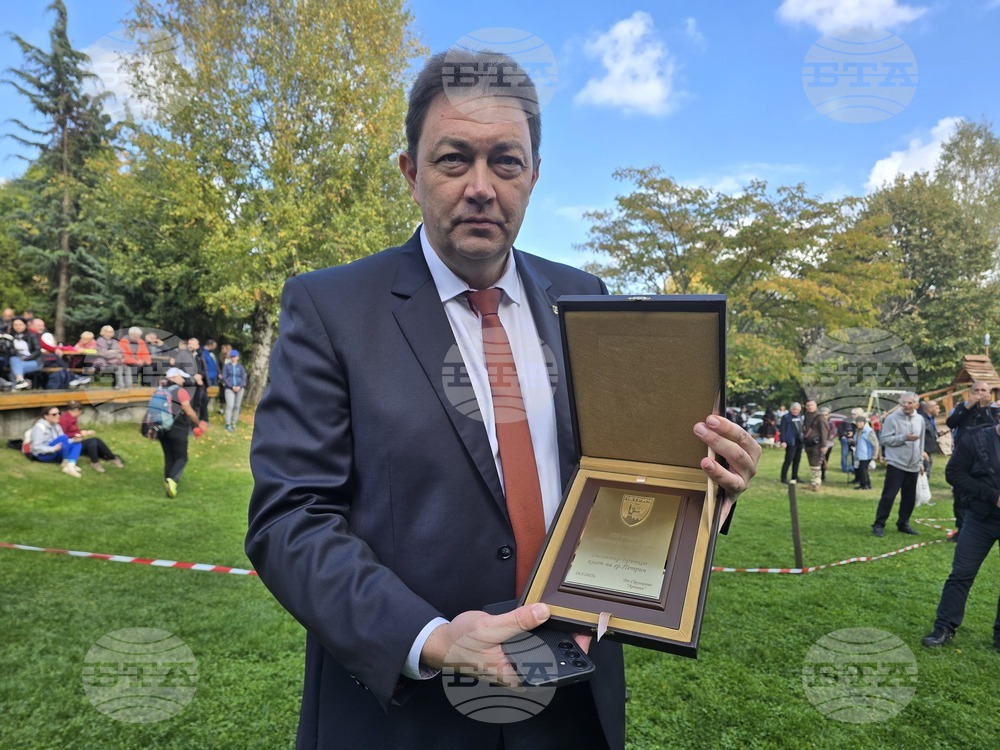 Кметът на община Петрич Димитър Бръчков получи плакет по повод 100-годишнината от Петричкия инцидент Кметът на община Петрич Димитър Бръчков получи плакет по повод 100-годишнината от Петричкия инцидент