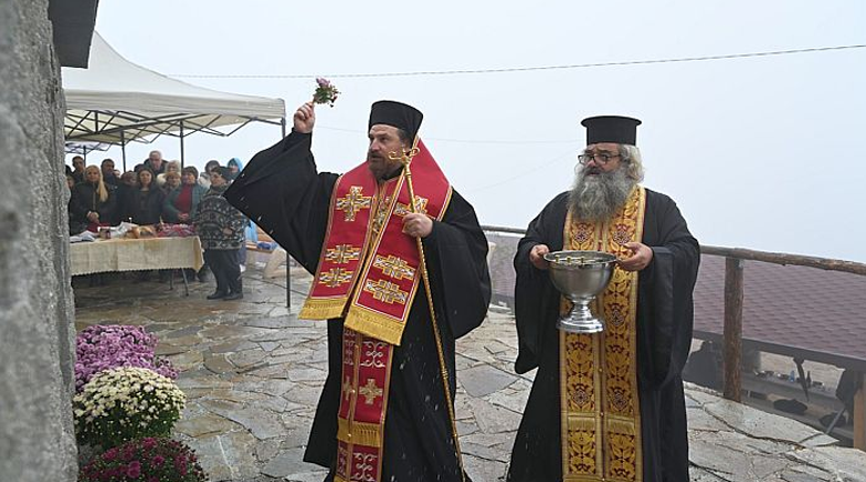 Епископ Йеротей от Рилския манастир освети параклиса при Коматинските скали Епископ Йеротей от Рилския манастир освети параклиса при Коматинските скали
