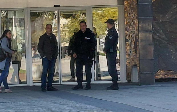 Жандармерия пред община Пловдив, униформени са на входа Жандармерия пред община Пловдив, униформени са на входа