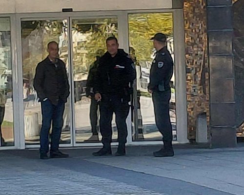 Жандармерия пред община Пловдив, униформени са на входа