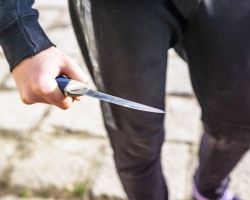 Осмокласник намушка с нож 12-годишно дете в училище
