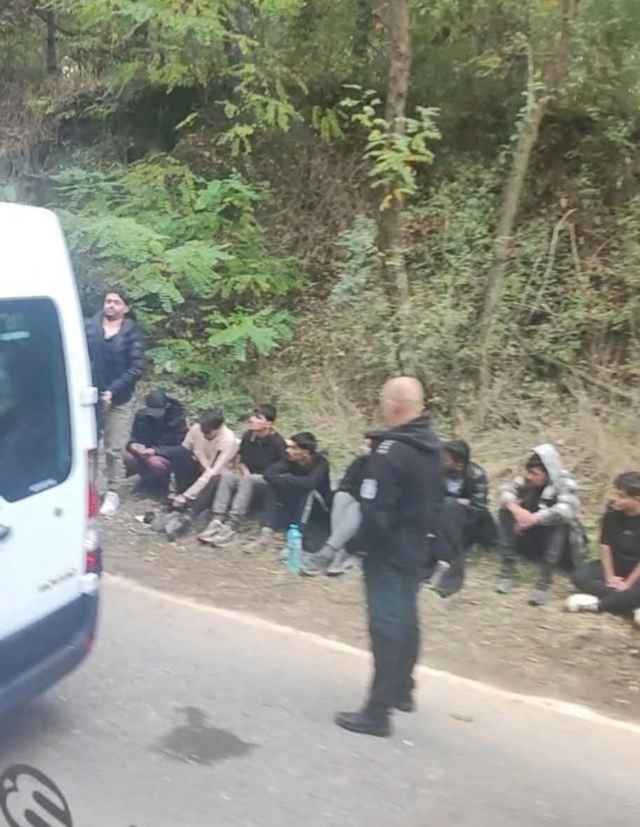 Ченгетата сгащиха поредна група бежанци на пътя между София и Самоков