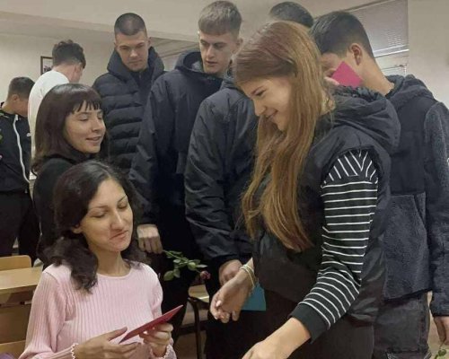Урок по човечност! Ученици в Сандански върнаха усмивката на Анна с трогателен жест за рождения и ден