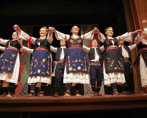 Традиции и песни от България и Сърбия разтърсиха Банско