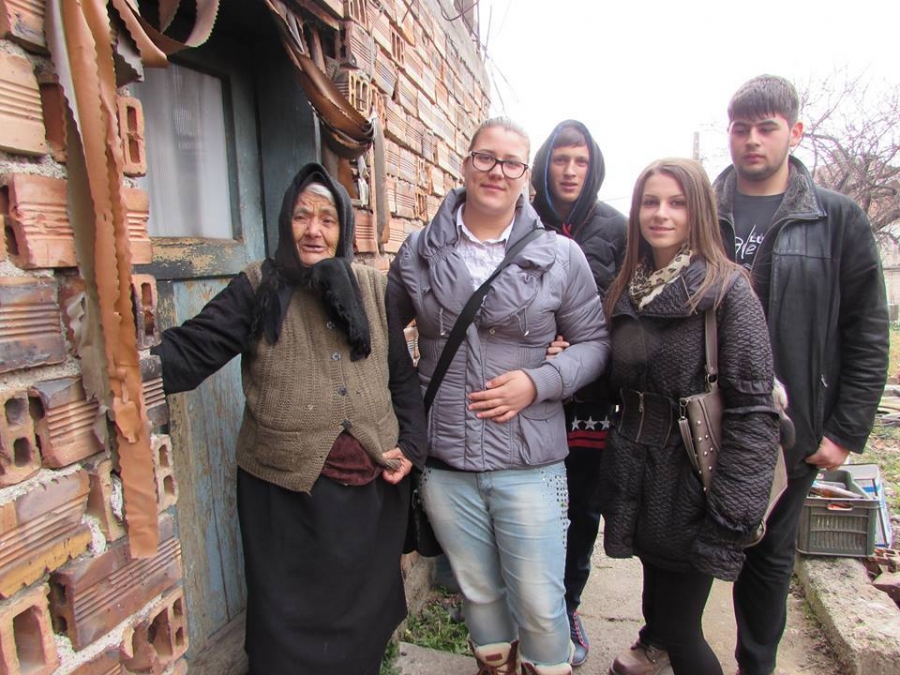 Младежи дариха добро на възрастни в нужда в Симитли Младежи дариха добро на възрастни в нужда в Симитли