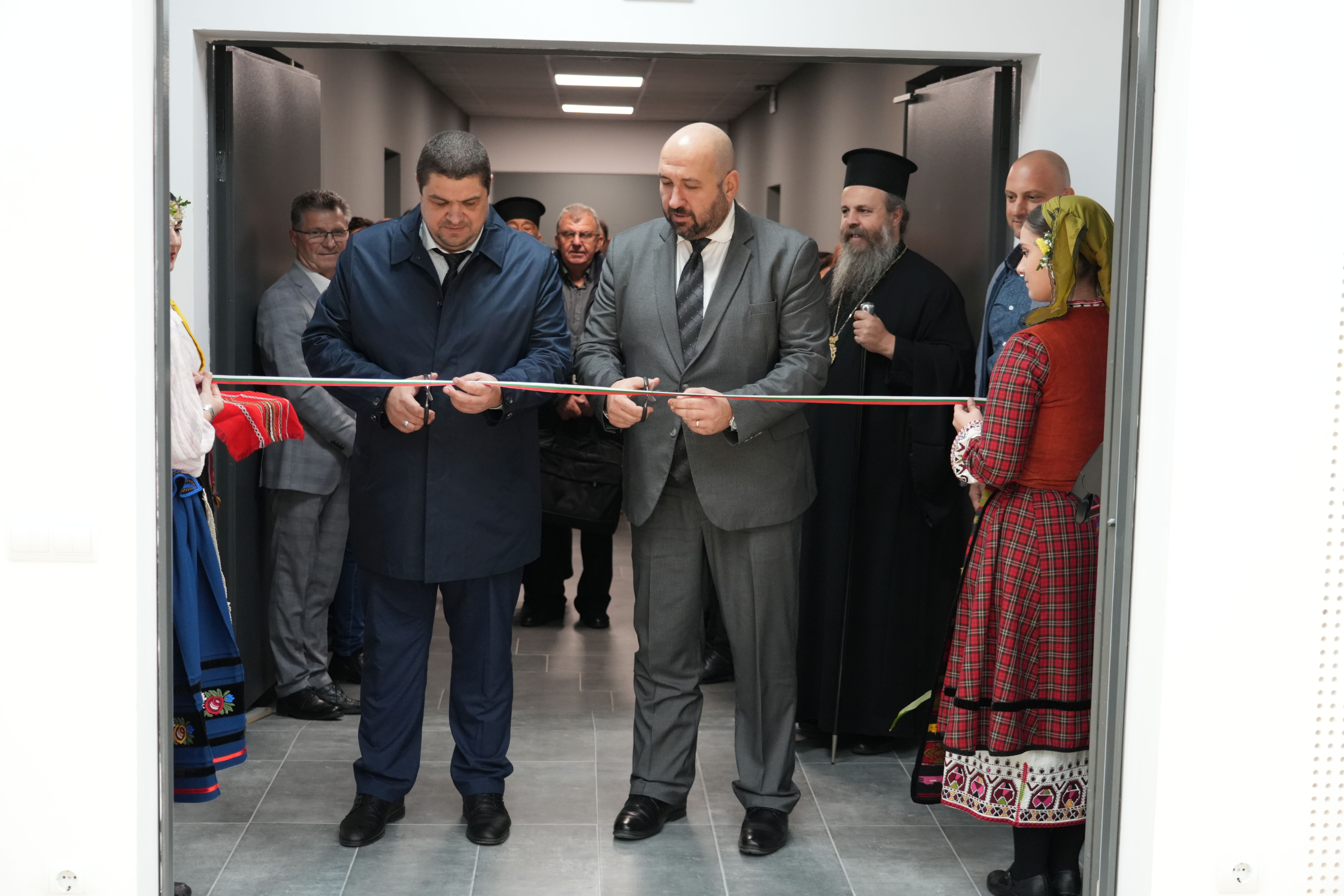 С тържествен водосвет бе открит новият хореографски комплекс в ЮЗУ Неофит Рилски