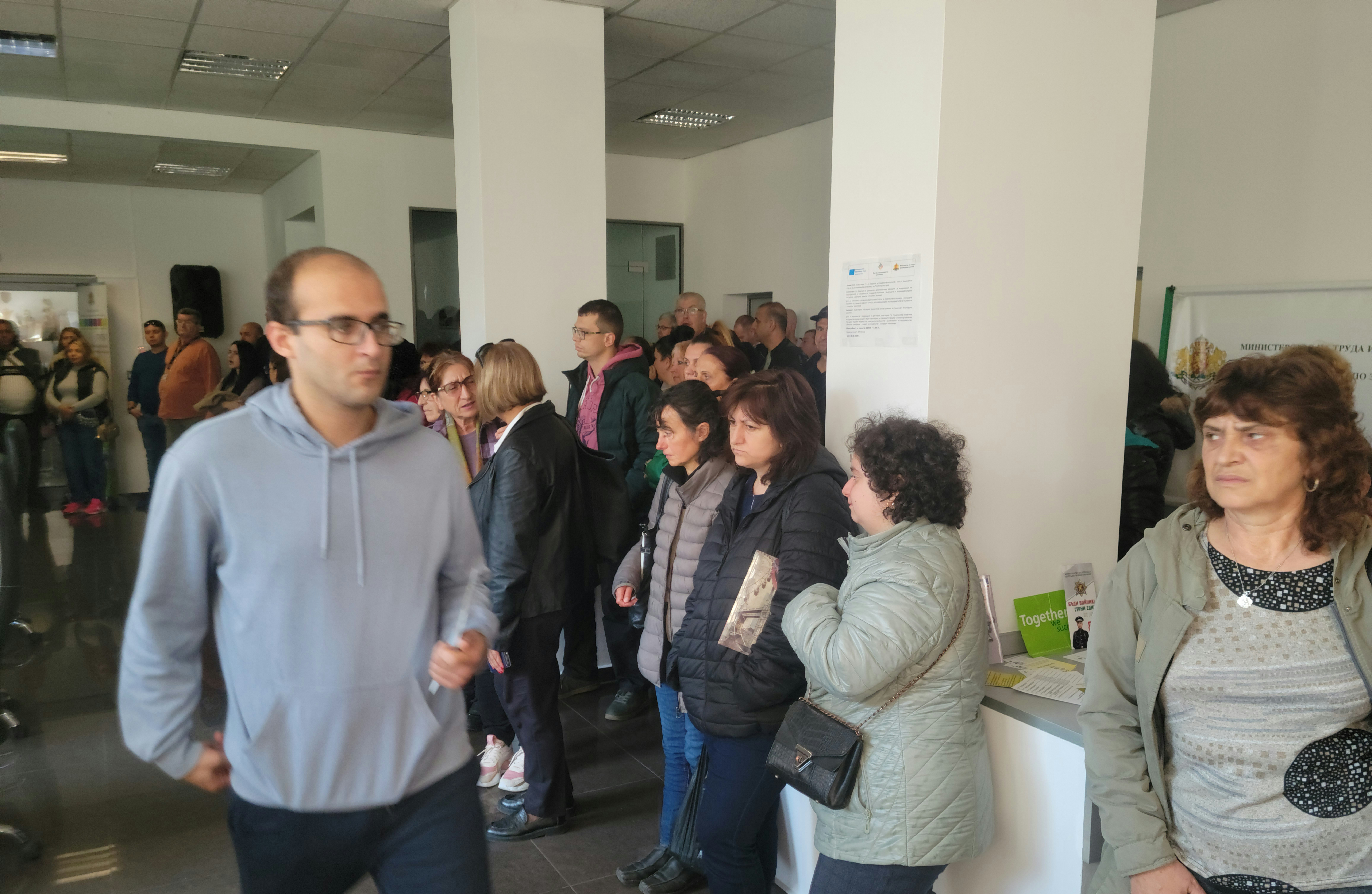 Голям интерес към трудовата борса в Благоевград, десетки потърсиха шанс за реална работа!