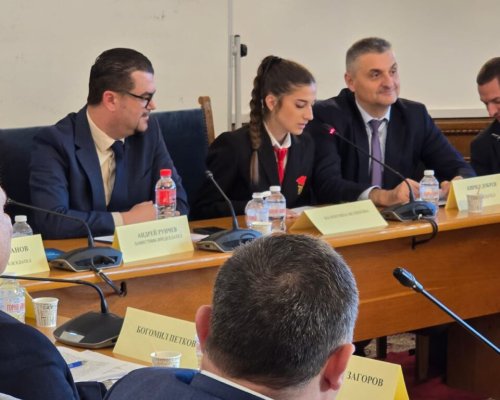 Гимназисти от Гоце Делчев водиха заседание на Комисията по транспорт и съобщения в НС