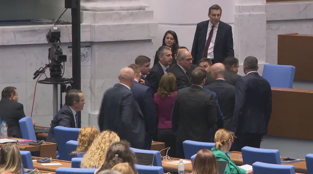 Депутати от Възраждане и ДПС-Ново начало почти се сбиха в парламента
