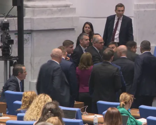 Депутати от Възраждане и ДПС-Ново начало почти се сбиха в парламента