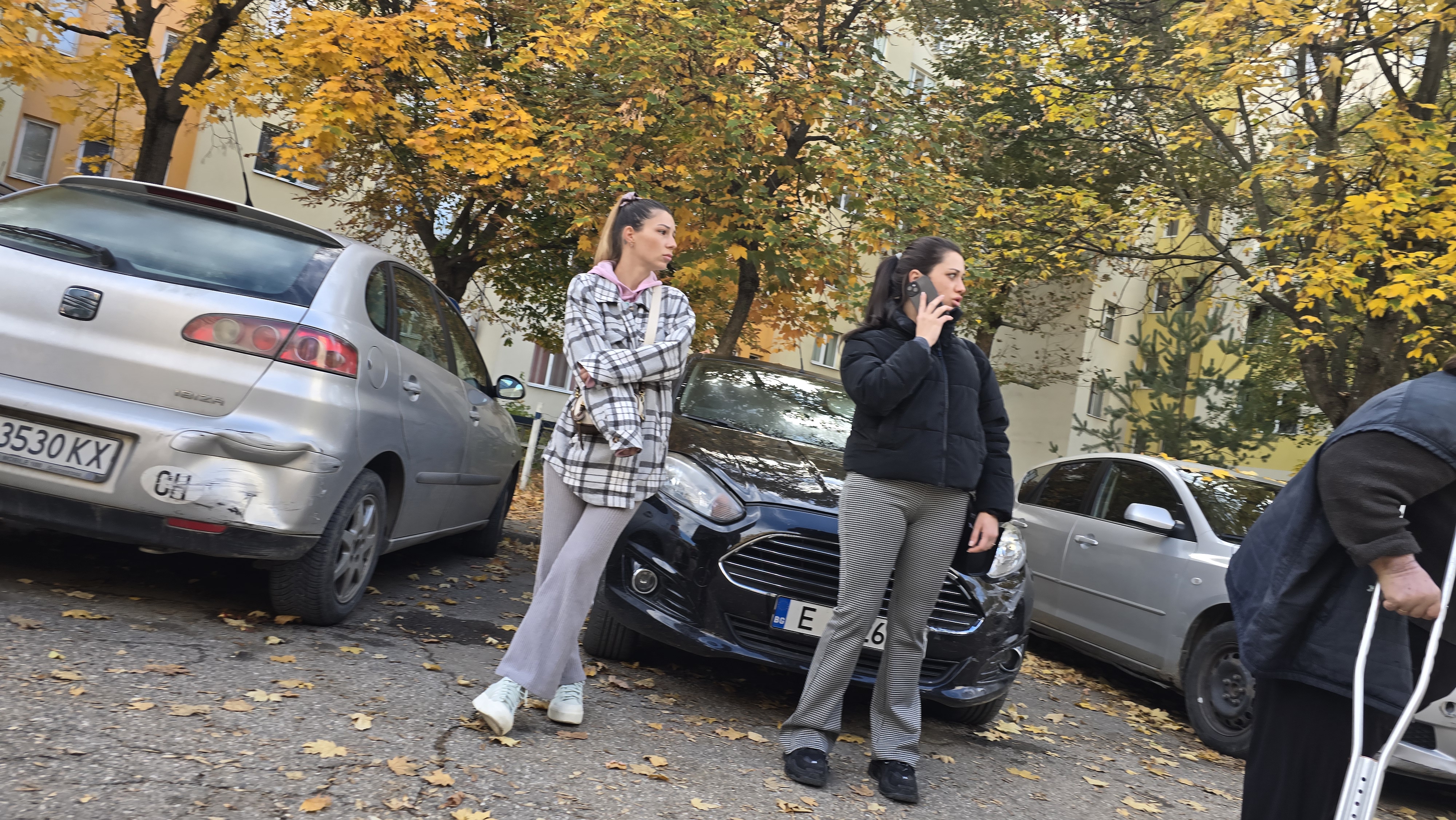 Млада шофьорка от Сандански помете четири коли в квартал Ален мак в Благоевград Млада шофьорка от Сандански помете четири коли в квартал Ален мак в Благоевград