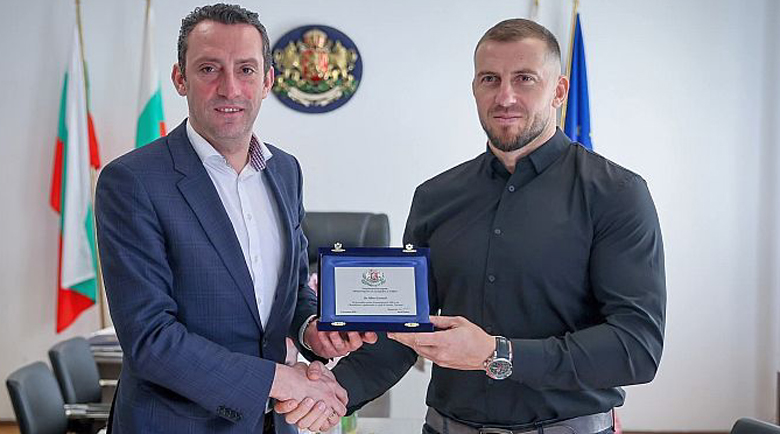 Министър Пешев награди шампиона по сумо от село Полена Министър Пешев награди шампиона по сумо от село Полена