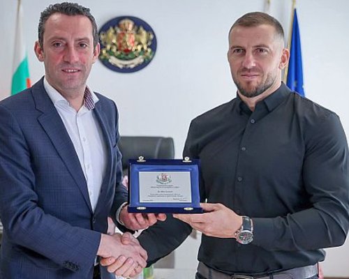 Министър Пешев награди шампиона по сумо от село Полена