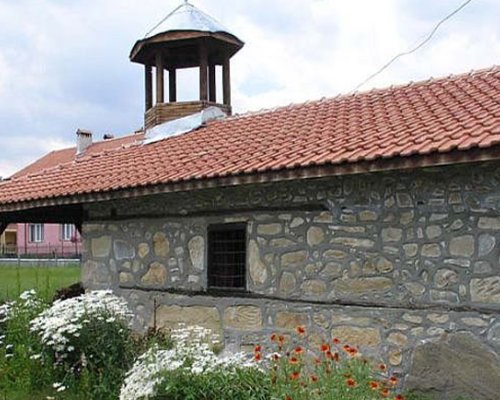 Миряни почитат Свети Димитър в 4-вековна църква в Белица