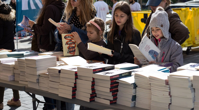 Вместо с цветя: В Благоевград почитат Деня на народните будители с книга Вместо с цветя: В Благоевград почитат Деня на народните будители с книга