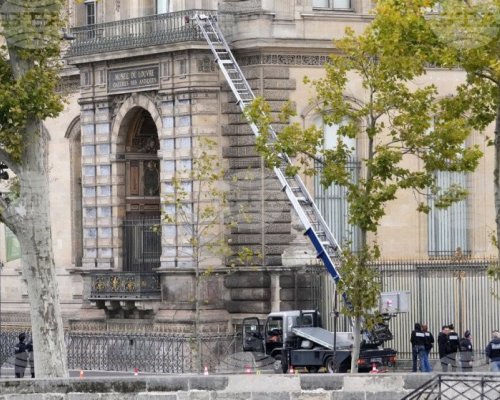 Арестуваха двама заподозрени за кражбата на бижута от Лувъра
