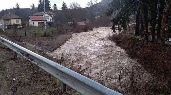 Дъждът разруши водохващане за общините Рила и Кочериново Дъждът разруши водохващане за общините Рила и Кочериново