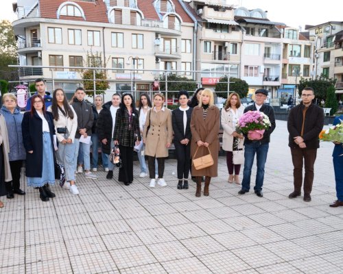 Цвете, думи и с песен за Евтим Евтимов в Петрич