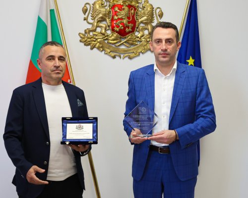 Министърът на младежта и спорта Иван Пешев връчи почетни плакети на златните медалисти по канадска борба от Световното първенство в Албена