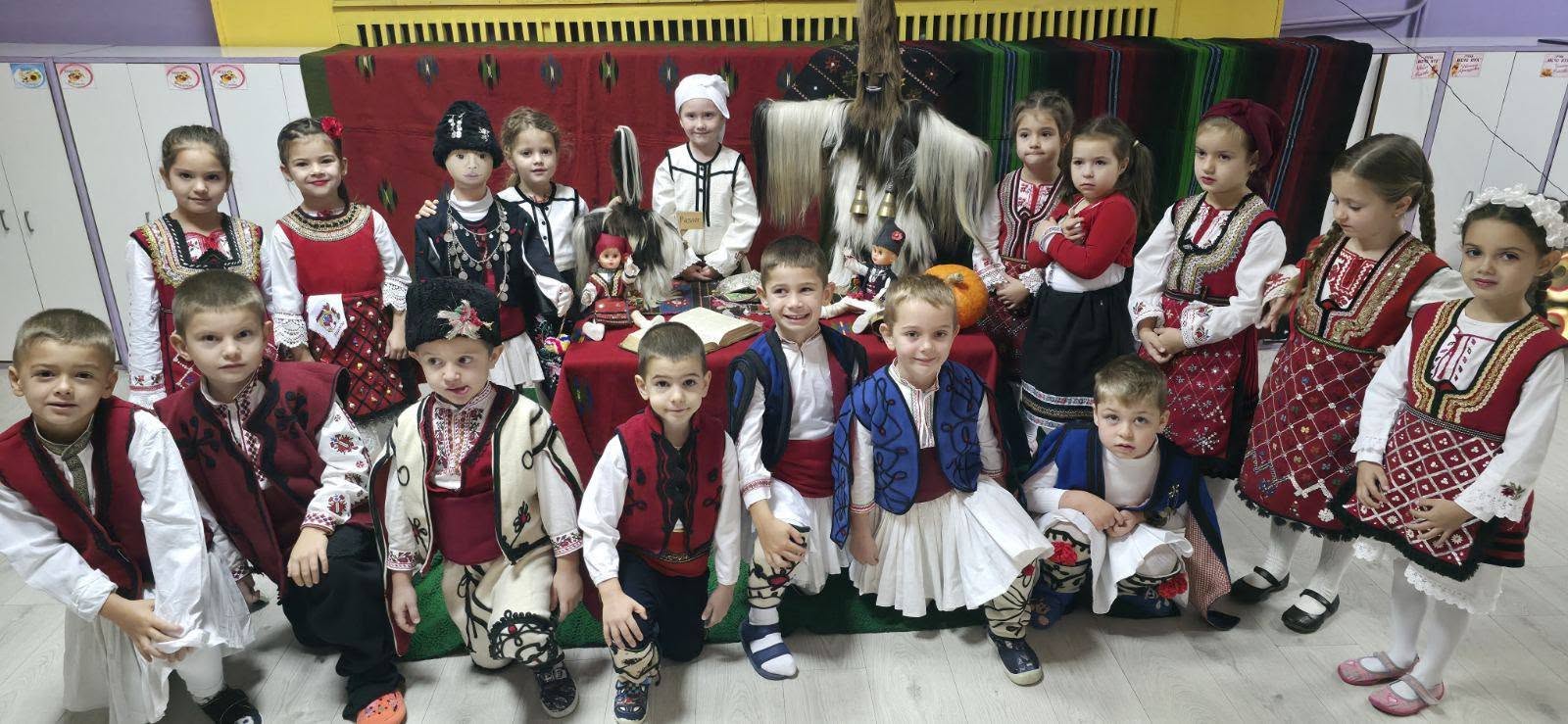 Празник на будителите в ДГ Ален мак Разлог: Учители и деца в традиционни носии