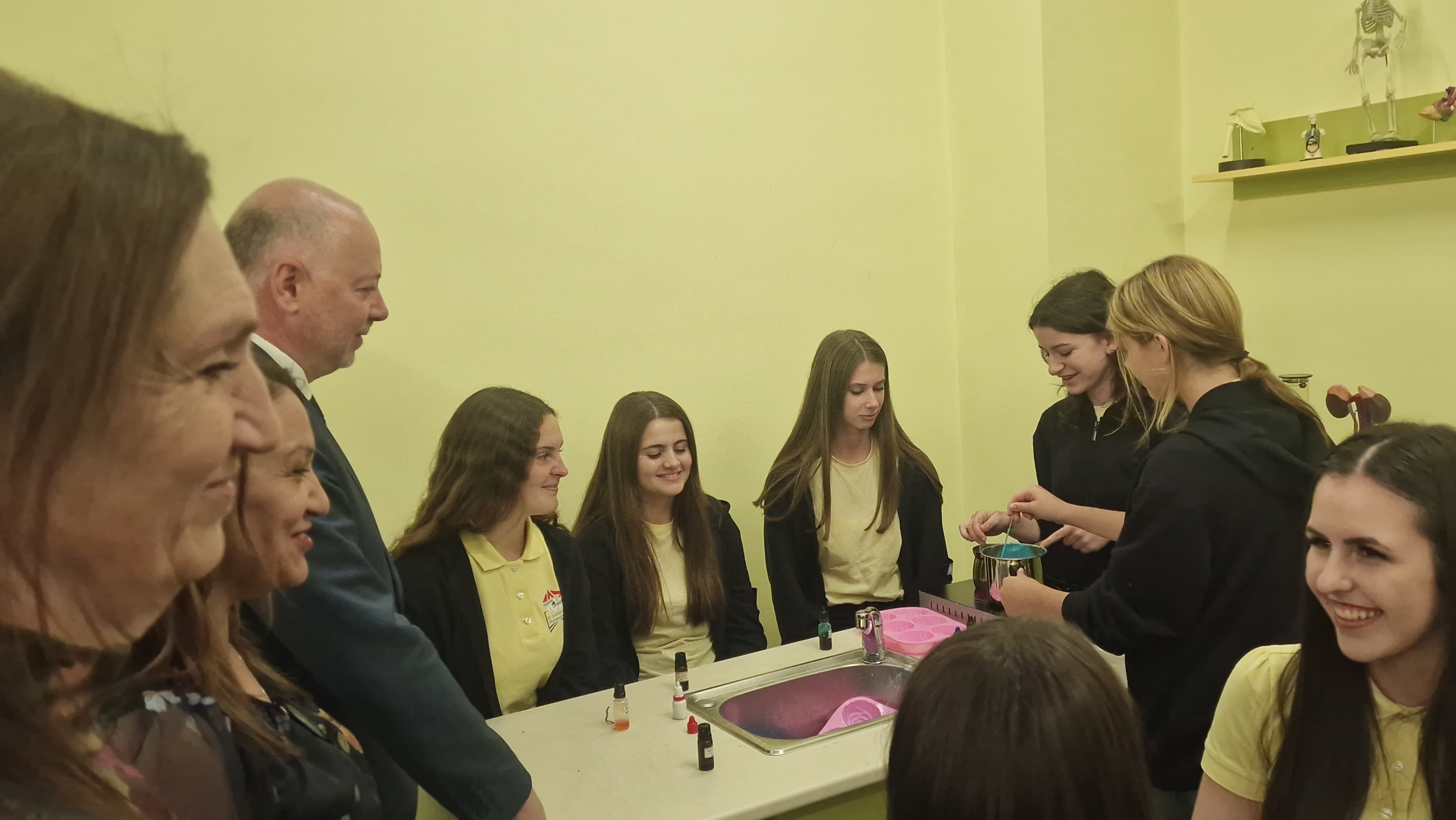 Премиерът Росен Желязков гостува в СУ Братя Каназиреви в Разлог за Деня на народните будители