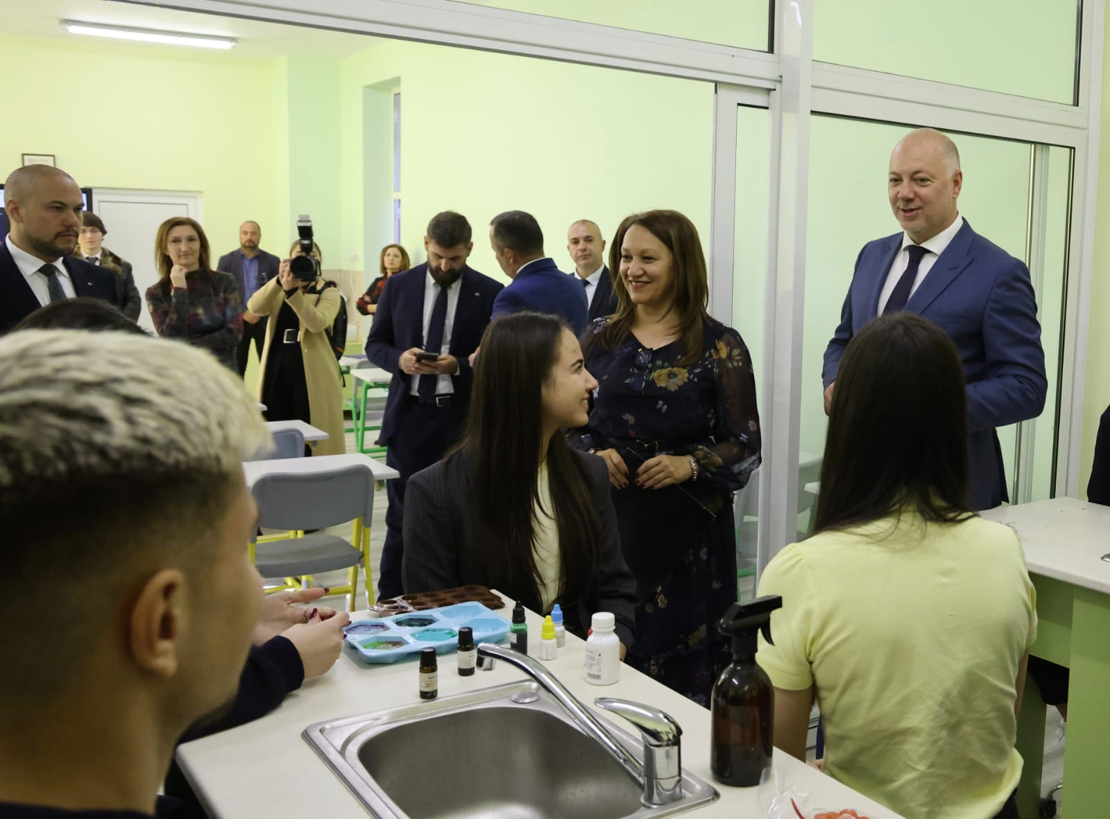 Премиерът Росен Желязков гостува в СУ Братя Каназиреви в Разлог за Деня на народните будители