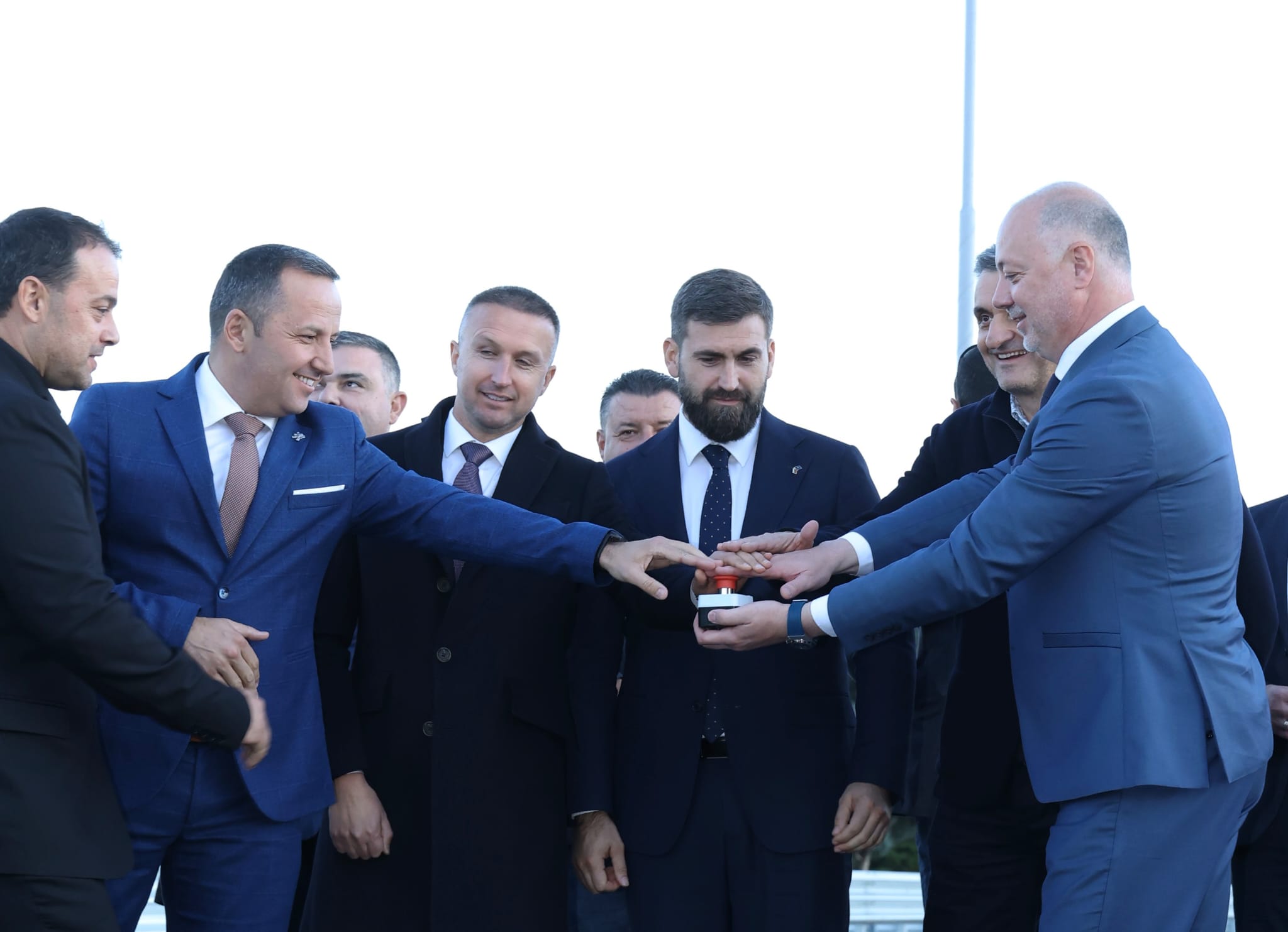 Премиерът Росен Желязков пусна символично новото осветление на Главен път Е-79 край Благоевград Премиерът Росен Желязков пусна символично новото осветление на Главен път Е-79 край Благоевград