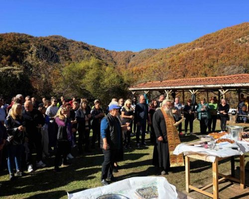 Под сянката на Коматинските скали: Миряни отбелязаха в аванс Архангеловден край древния Брестовски манастир