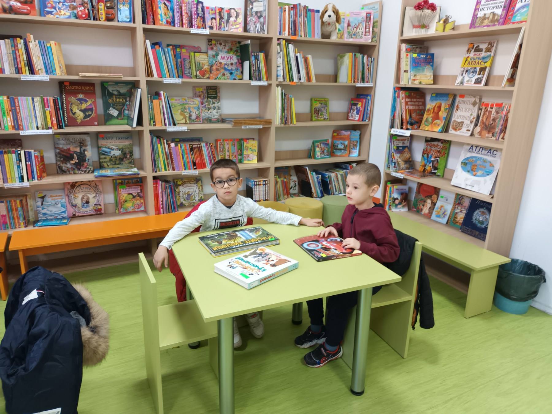 Хлапета се потопиха в царството на детските книги в РБ Д. Талев в Благоевград